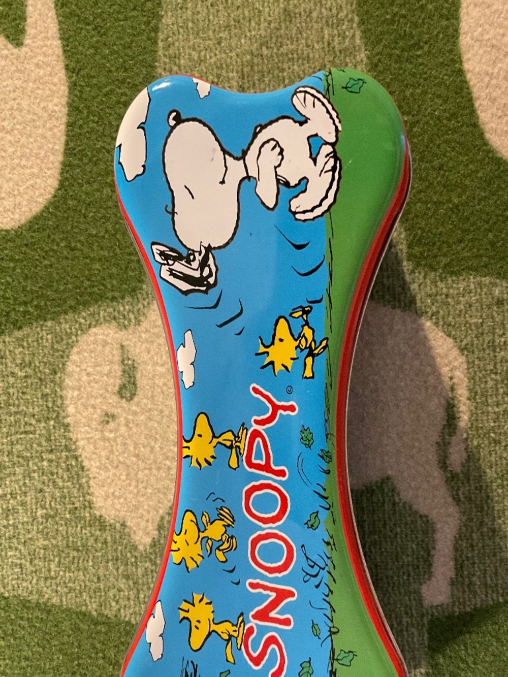 Vintage Peanuts Snoopy and Woodstock Bone shaped collectors tin 1999